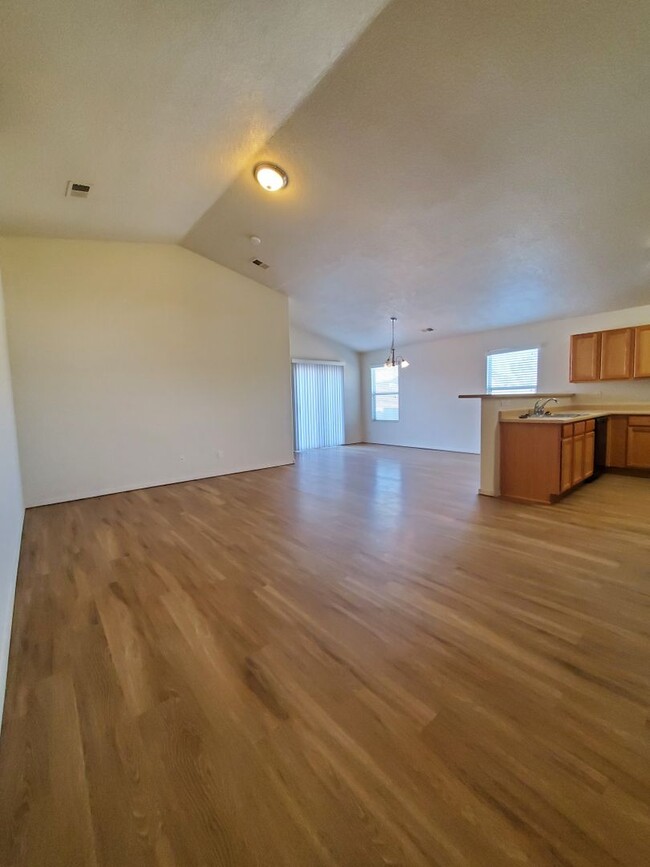 Building Photo - MOVE IN SPECIAL!!!  Cute 3 bed 2 bath in H...