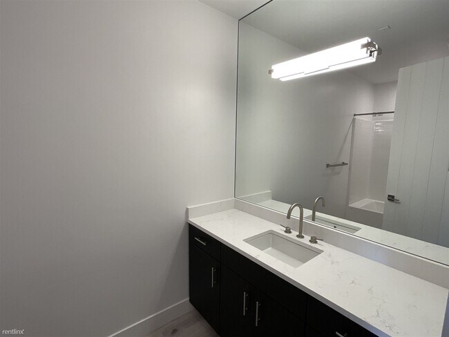 Foto del edificio - 1 br, 1 bath Condo - 2051 Cross Street 206