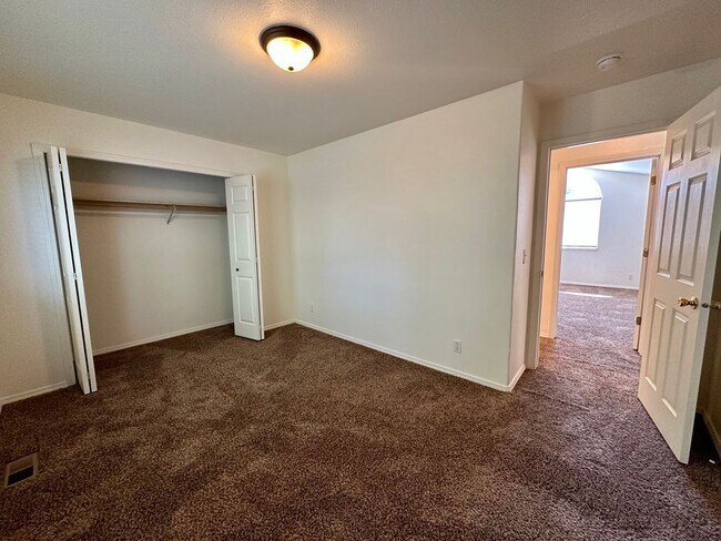 Building Photo - SINGLE FAMILY HOME ON SHAWNA AVE (P#189)