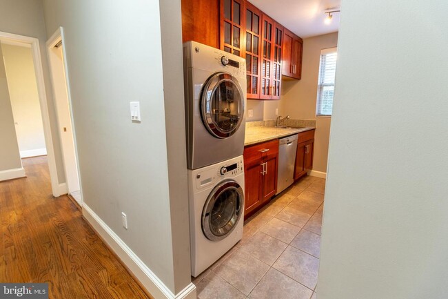 Foto del edificio - 422 Butternut St NW
