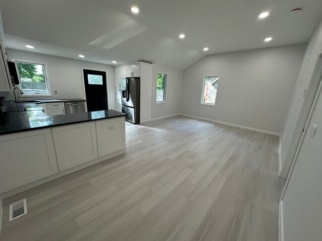 Building Photo - 119 W Rogues Path
