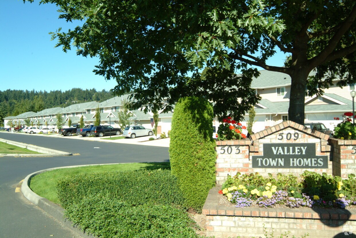 Primary Photo - Townhomes at Mountain View