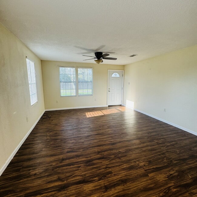 Foto del edificio - Now Leasing: Your 3 Bedroom | 2 Bathroom Country Retreat in the Heart of the City!