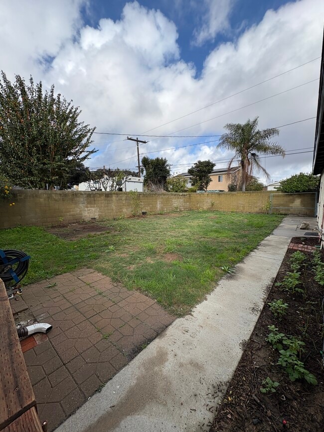 Building Photo - 1843 Santa Fe Ave