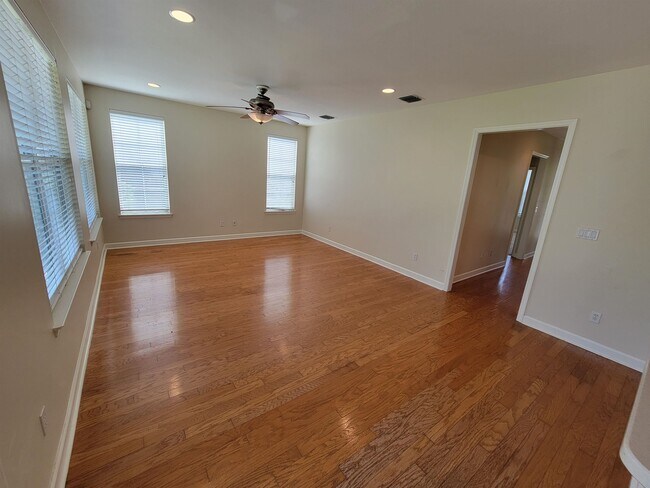 Foto del edificio - 4061 Shady View Ln