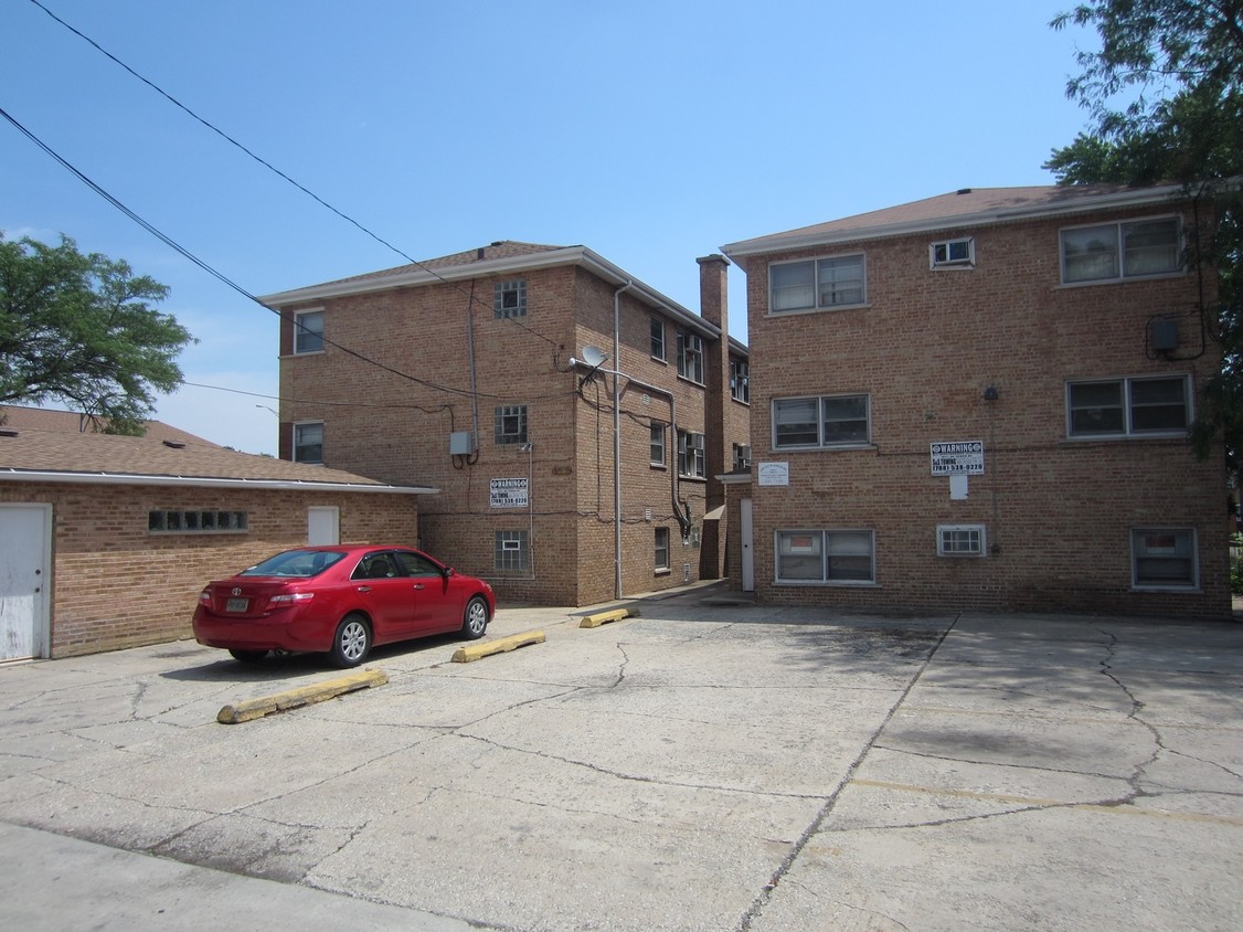 Parking - 1405 Harlem Ave