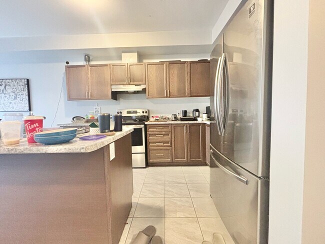 Photo du bâtiment - 2 BED - 1 BATH - ST. CATHERINES - APARTMENT BUILDING