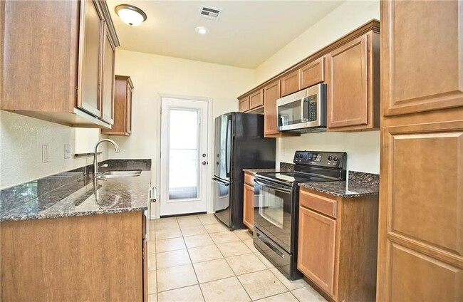 Building Photo - MUST SEE 3BDRM 2BATH HOUSE!!!