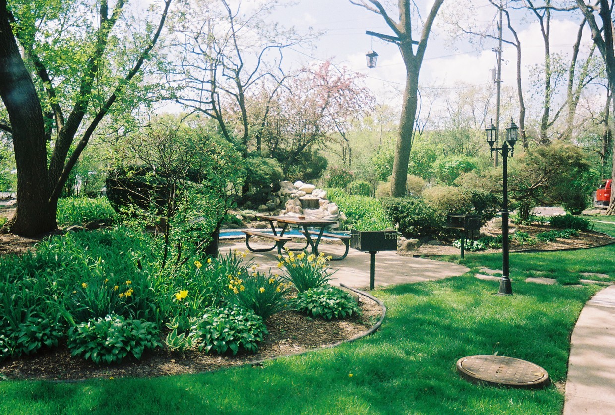 Patio principal - Des Plaines Apartments