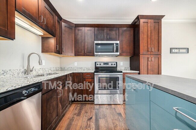 Building Photo - 15872 Valley View Dr