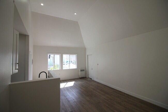 Building Photo - 722 S Manhattan Plz