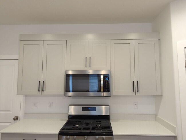 Building Photo - Gorgeous 3 Bedroom 2 Bathroom Townhouse