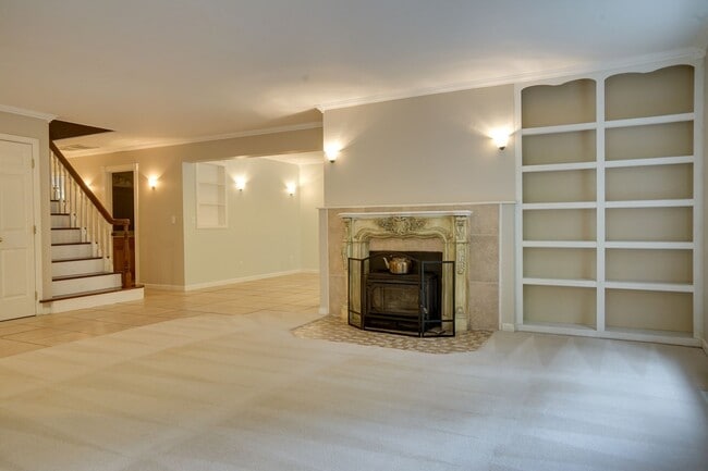Building Photo - Ravensdale 3 Story, close to Lake Retreat,...