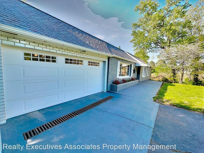 Foto del edificio - 3 br, 2 bath House - 1011 N. Dogwood Lane