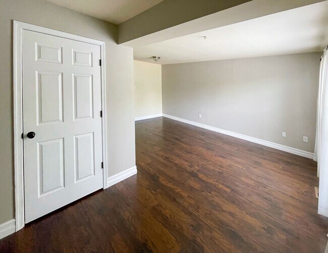 Foto del edificio - Cozy 3 BR/2 Full BA & 2 Half BA Townhome i...