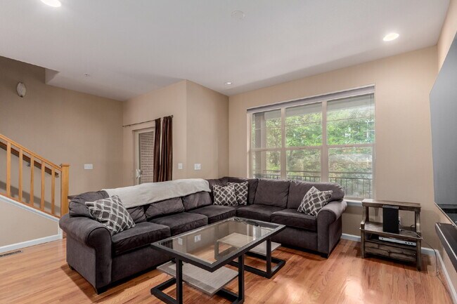 Photo - A contemporary 1826 sq ft. 3 Bedroom / 3 B... Apartment