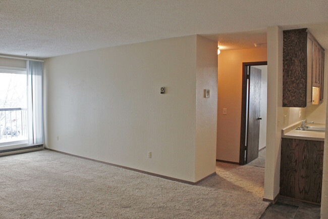 Building Photo - 818 Southland Ln