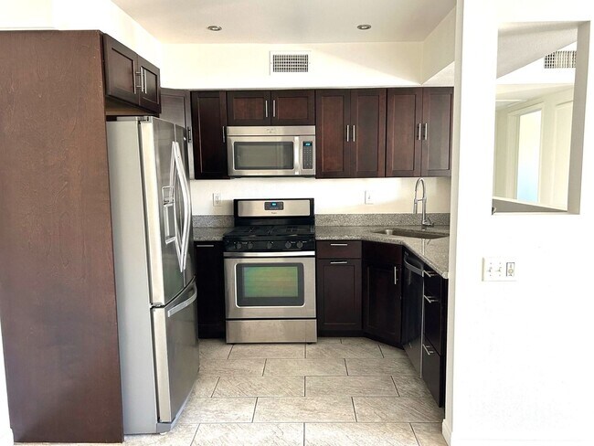 Foto del edificio - COMING SOON!! 2 Bedroom/ 1 Bathroom Condo ...