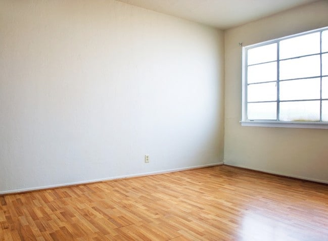  - 2711 23rd Ave