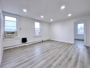 Building Photo - 389 Monmouth St
