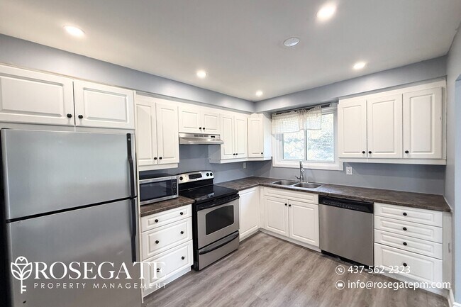 Photo du bâtiment - Spacious 3-Bedroom Townhome in Central Whi...