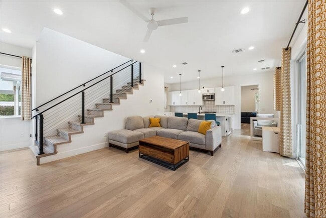 Foto del edificio - 5413 Blue Bird Ln