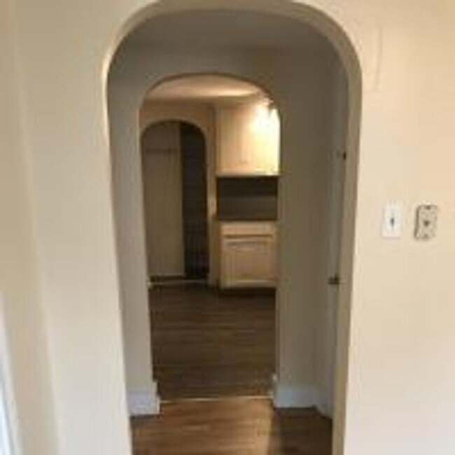 Foto del edificio - Small 2 Bedroom, 1 Bathroom 2nd Floor Apt ...