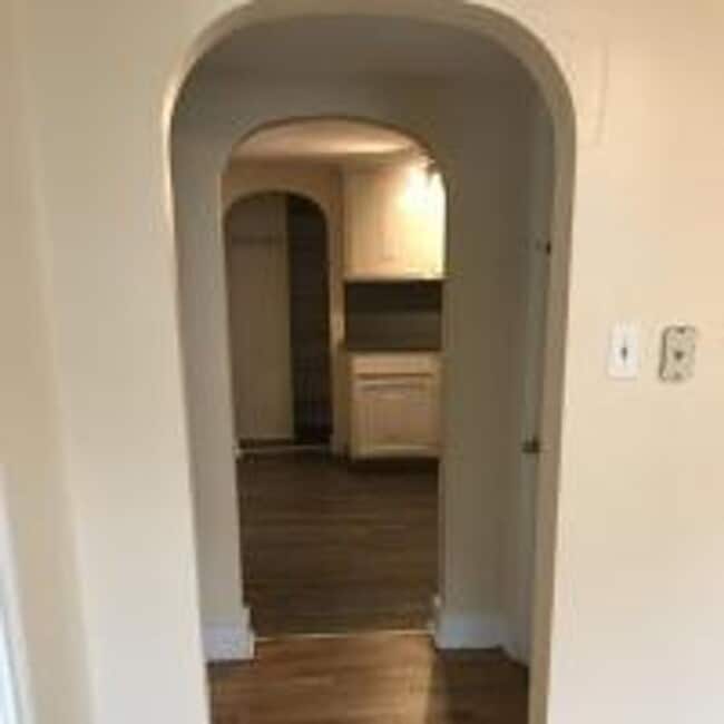 Building Photo - Small 2 Bedroom, 1 Bathroom 2nd Floor Apt ...