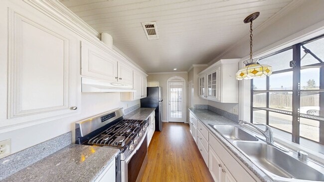 Building Photo - Cozy 2 bedroom 1 bathroom home!