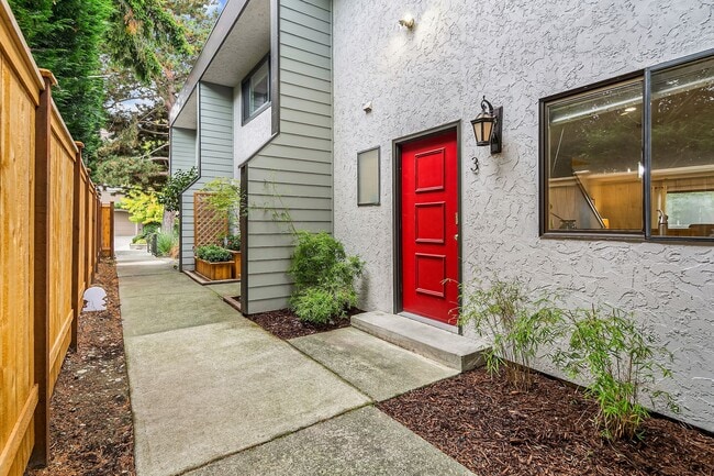 Building Photo - Fantastic location in the heart of downtown Kirkland!