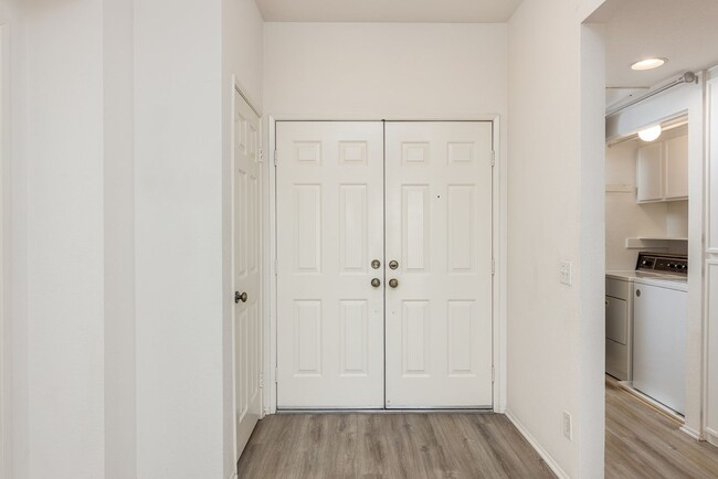 Building Photo - Beautiful corner unit in Lake San Marcos