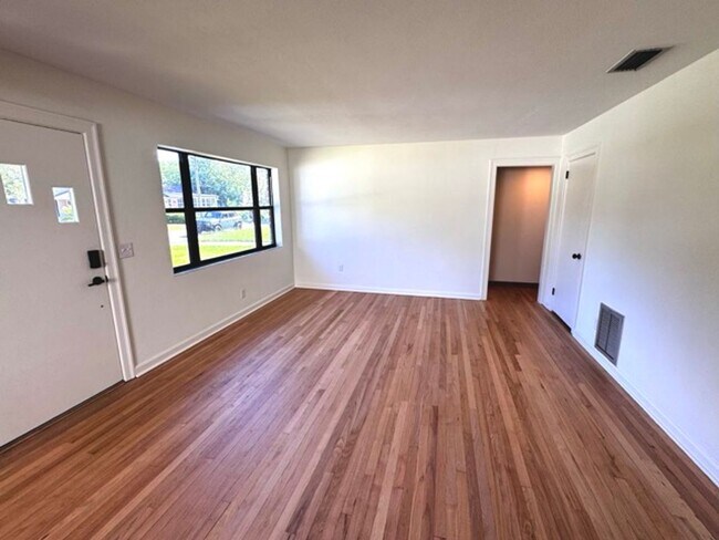 Building Photo - Immaculate, fully remodeled home in the hi...