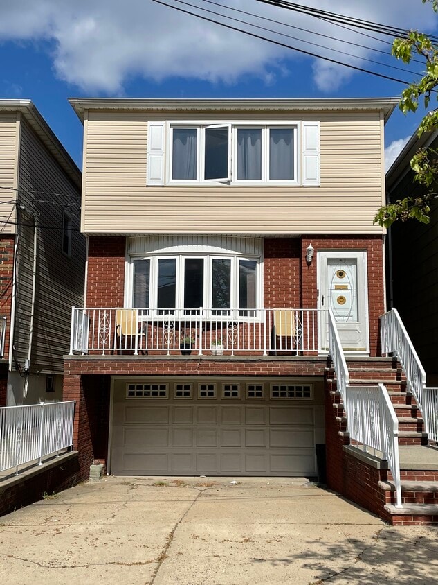 Primary Photo - 927 Avenue C