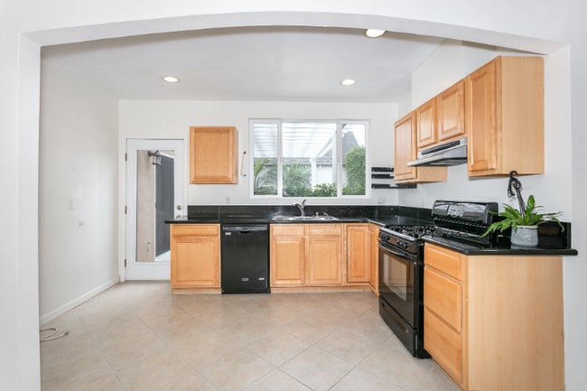 Building Photo - 326 N Naomi St