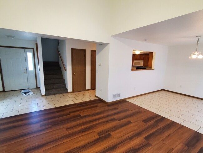 Living Rm looking to front door and stairs - 1014 Augusta Ln
