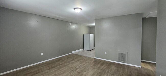 Building Photo - 2/1 move In Ready
