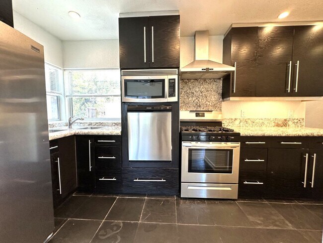 Foto del edificio - North Park/Hillcrest- Modern and Spacious 2 Bedroom with 2 Car Garage, Washer/Dryer and AC.