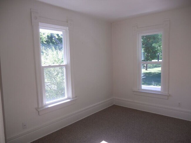 Building Photo - 205 Park St