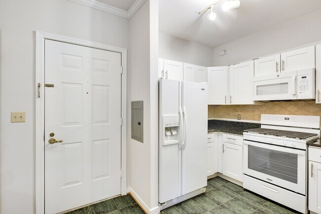Foto del edificio - Ideally located near the Metro and Tysons ...