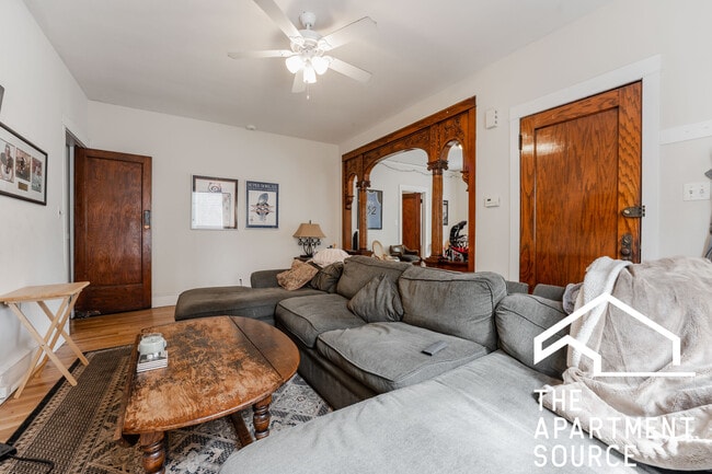 Foto del edificio - 3010 N Greenview Ave