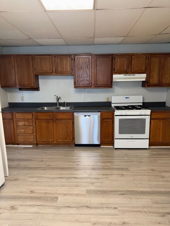 Building Photo - Cozy 1 bedroom duplex for rent!