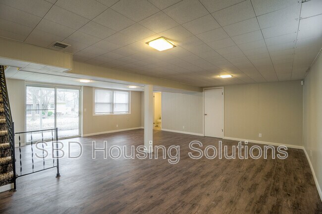 Building Photo - 807 N Piute Ave