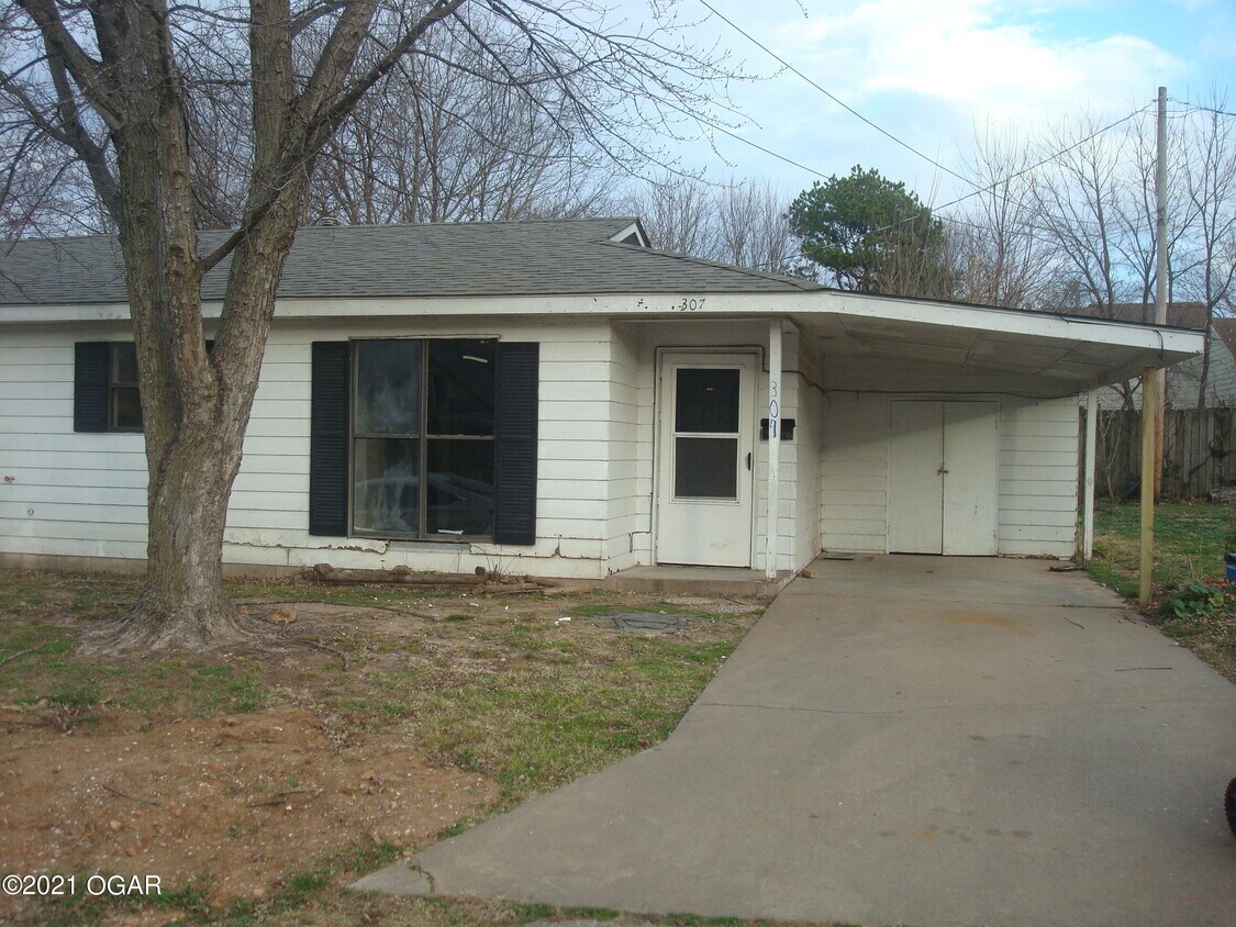 307 N Lincoln St, Neosho, MO 64850 Condo for Rent in Neosho, MO