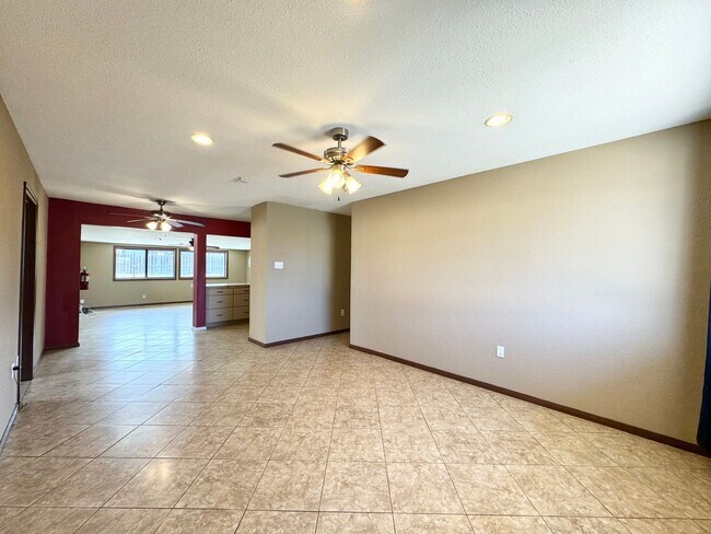 Building Photo - Beautiful 5 Bedroom/ 2 Bathroom home locat...