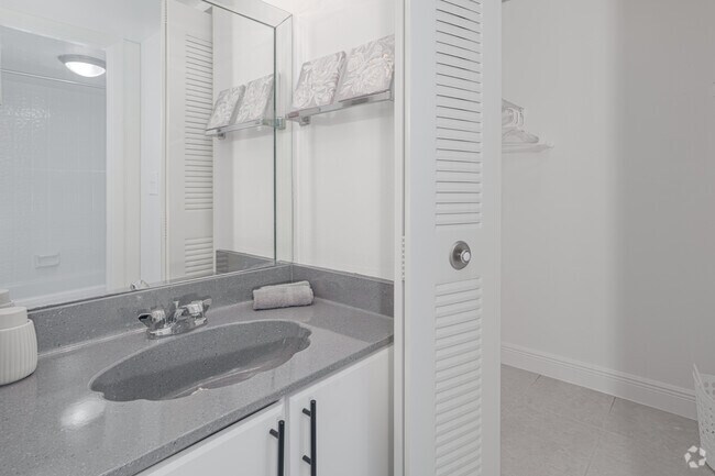 2BR, 2BA - 1,000SF - Hawaiian Palms