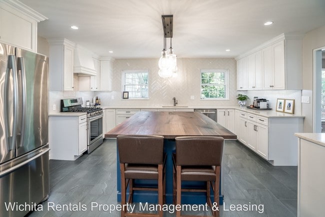 Building Photo - 3 br, 3.5 bath House - 8 S. Colonial Court