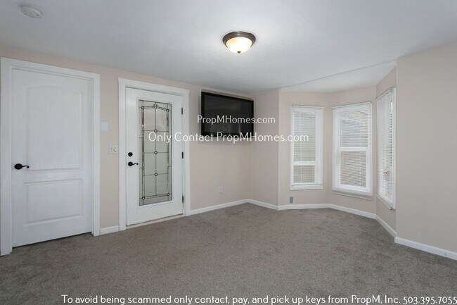 Building Photo - Quaint SE Portland Bungalow – Includes Fen...