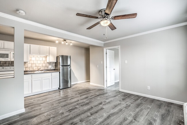 Living room/Kitchen - 3398 High Ridge Blvd