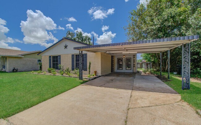 Building Photo - 11018 Long Gate Dr