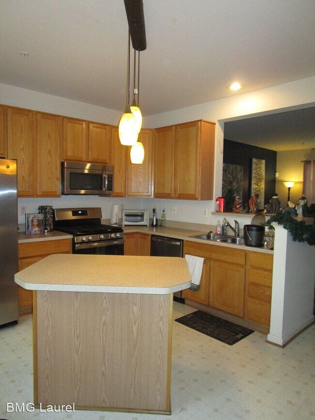 Building Photo - 3 br, 2.5 bath House - 4015 Meadow Trail Lane
